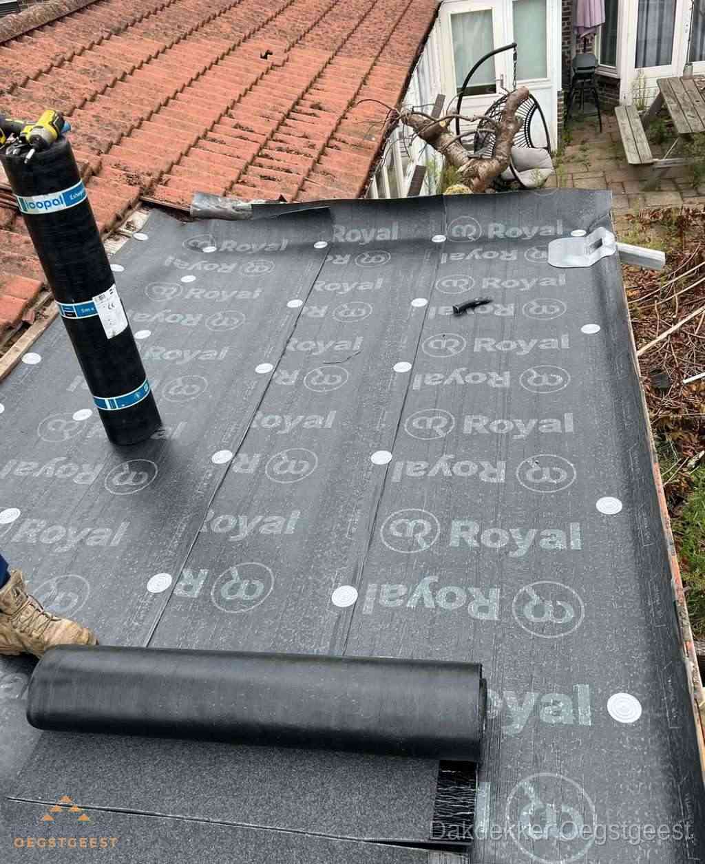 Plat dak met nieuwe bitumen dakbedekking en brandgereedschap in Oegstgeest Plat dak met nieuwe bitumen dakbedekking en brandgereedschap in Oegstgeest