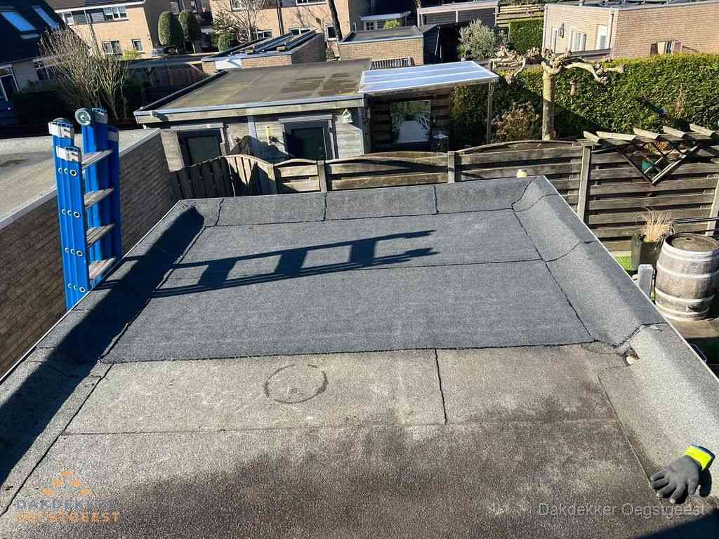 Dakdekker legt onderlaag op plat dak met houten constructie in Oegstgeest Dakdekker legt onderlaag op plat dak met houten constructie in Oegstgeest