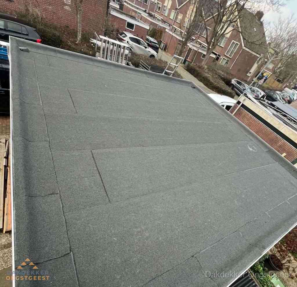 Nieuwe bitumen dakbedekking op plat dak van garage in Oegstgeest Nieuwe bitumen dakbedekking op plat dak van garage in Oegstgeest