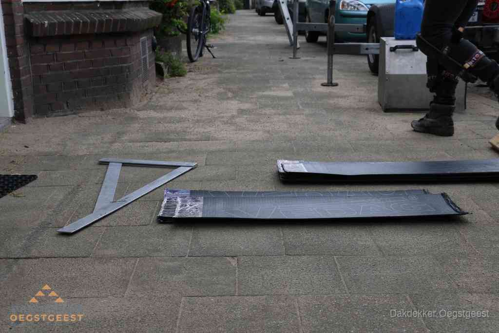 Dakbedekkingsmateriaal en zinkwerk klaargelegd voor reparatie in Oegstgeest Dakbedekkingsmateriaal en zinkwerk klaargelegd voor reparatie in Oegstgeest