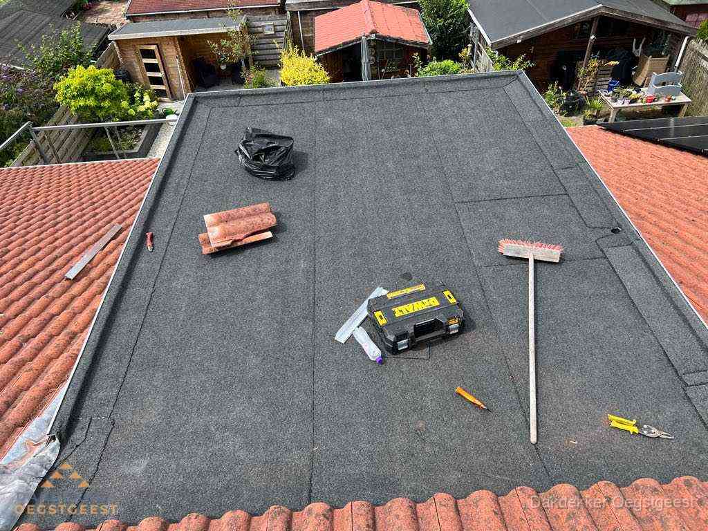 Nieuw plat dak met bitumen dakbedekking in Oegstgeest Nieuw plat dak met bitumen dakbedekking in Oegstgeest