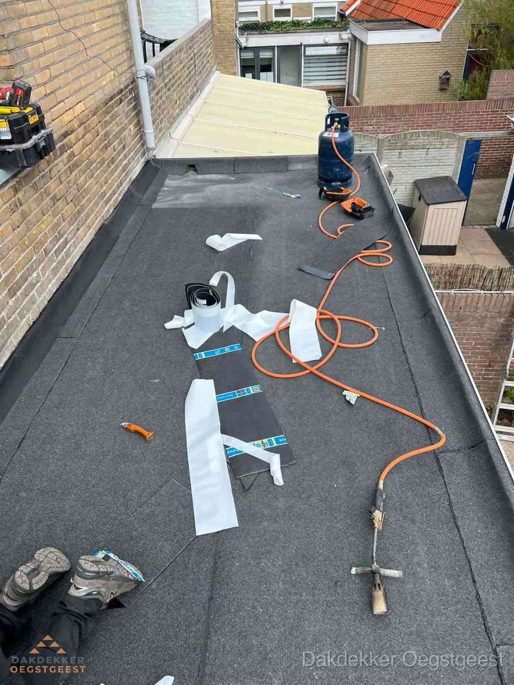 Dakdekker brengt EPDM dakbedekking aan op plat dak in Oegstgeest Dakdekker brengt EPDM dakbedekking aan op plat dak in Oegstgeest