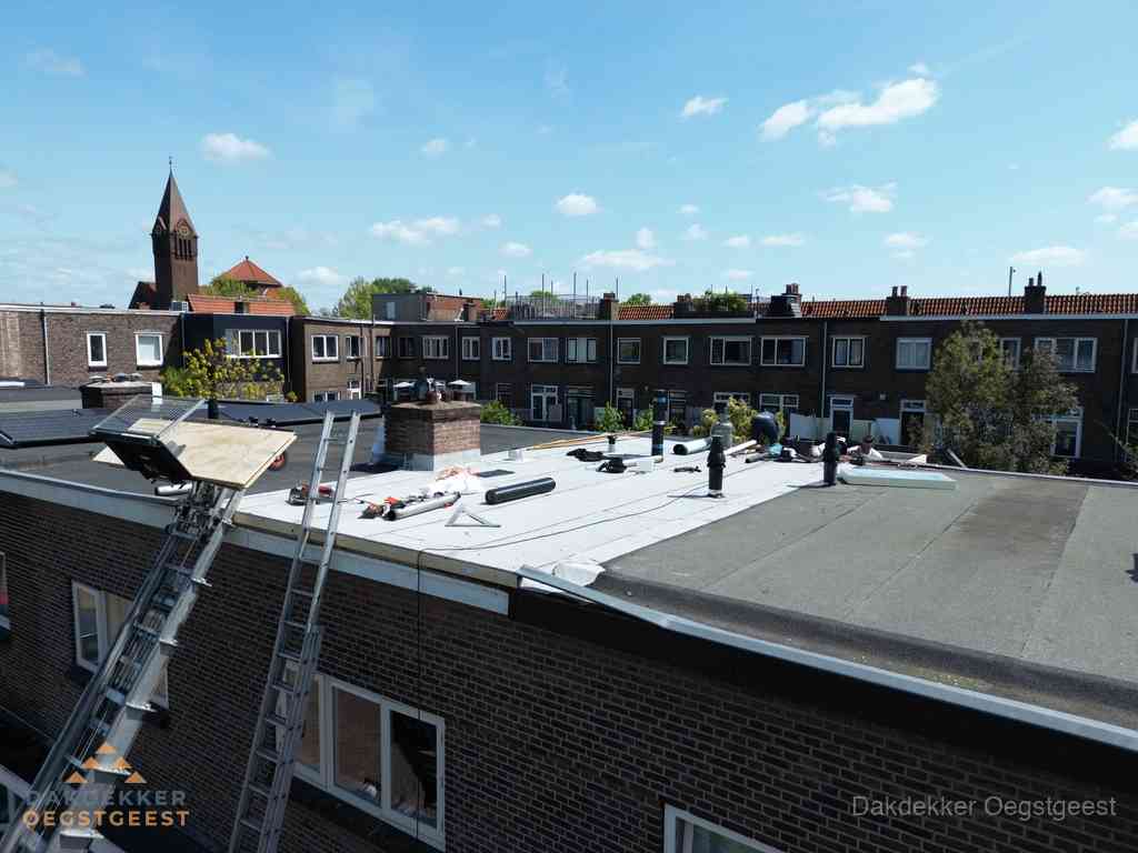 Dakdekkers aan het werk op plat dak in Oegstgeest Dakdekkers aan het werk op plat dak in Oegstgeest