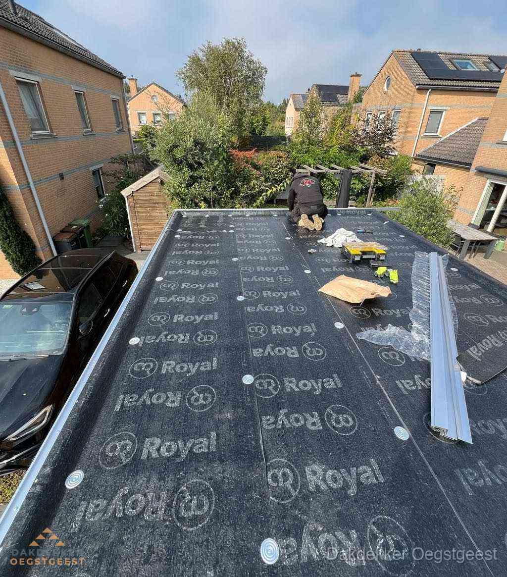 Dakdekker aan het werk op plat dak renovatie in Oegstgeest Dakdekker aan het werk op plat dak renovatie in Oegstgeest