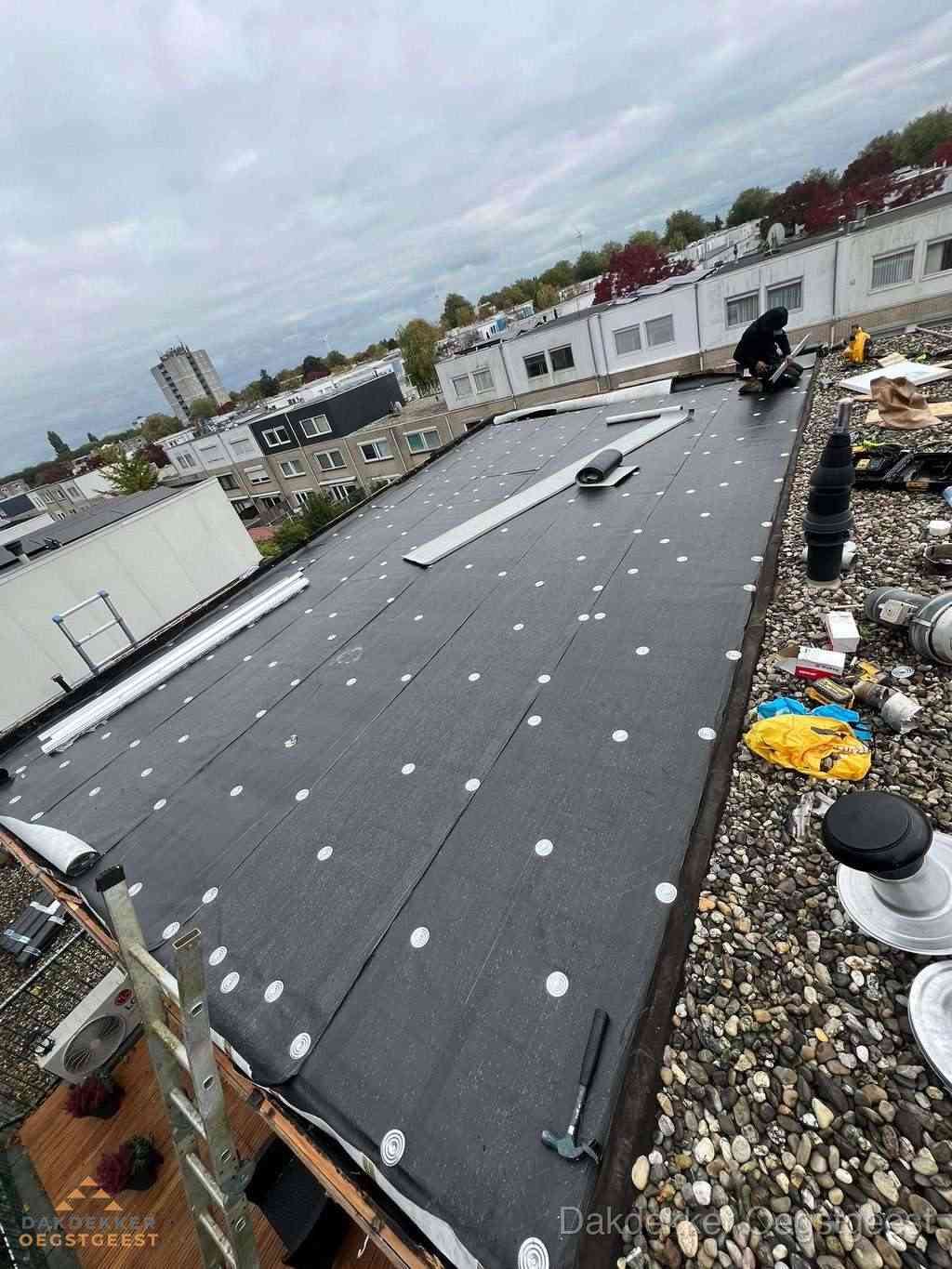 Dakleer vervangen op groot plat dak door dakdekker in Oegstgeest Dakleer vervangen op groot plat dak door dakdekker in Oegstgeest