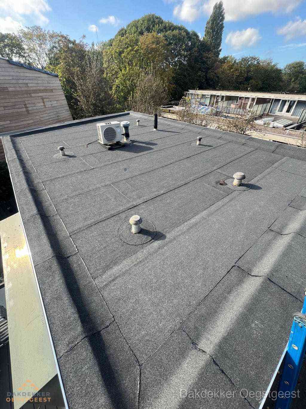 Plat dak met bitumen en brandgereedschap van dakdekkersbedrijf in Oegstgeest Plat dak met bitumen en brandgereedschap van dakdekkersbedrijf in Oegstgeest
