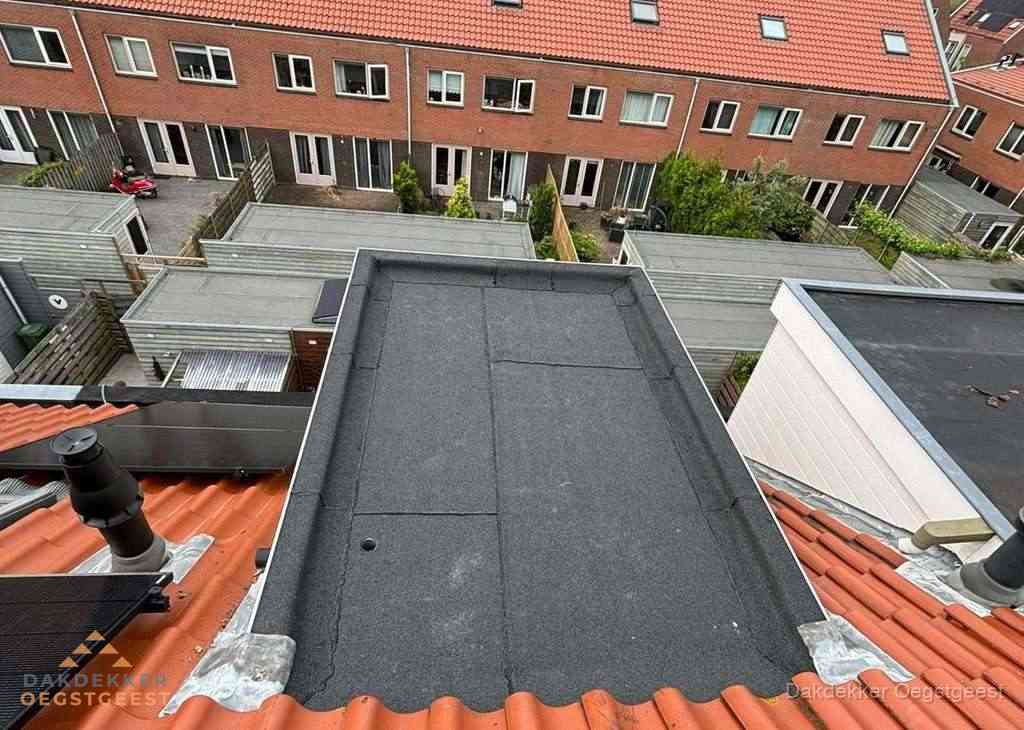 Plat dak met bitumen bedekking naast dakkapel in Oegstgeest Plat dak met bitumen bedekking naast dakkapel in Oegstgeest
