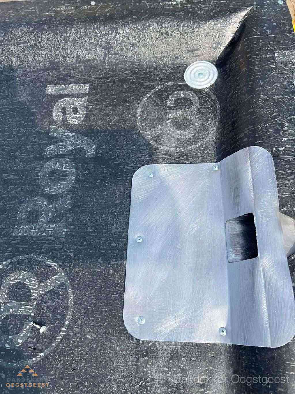 Dakdoorvoer met metalen afvoerplaat op bitumen dak in Oegstgeest Dakdoorvoer met metalen afvoerplaat op bitumen dak in Oegstgeest