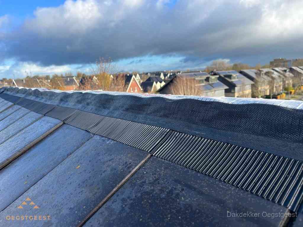 Dakisolatie bij de nok met ventilatieprofiel op schuin dak in Oegstgeest Dakisolatie bij de nok met ventilatieprofiel op schuin dak in Oegstgeest