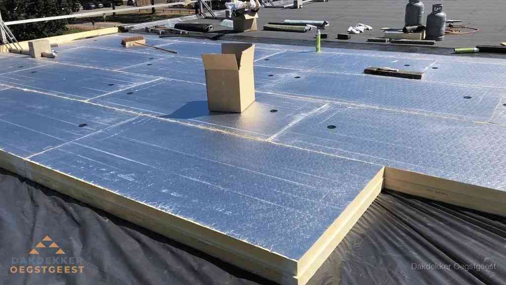 PIR isolatieplaten worden gelegd op plat dak voor dakisolatie in Oegstgeest PIR isolatieplaten worden gelegd op plat dak voor dakisolatie in Oegstgeest