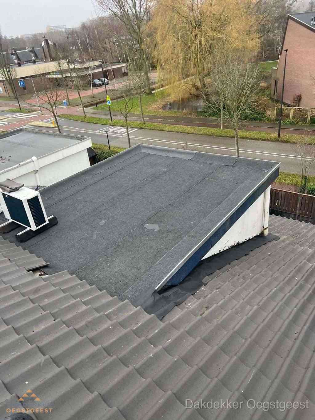 Plat dak met bitumen dakbedekking naast schuin pannendak in Oegstgeest Plat dak met bitumen dakbedekking naast schuin pannendak in Oegstgeest