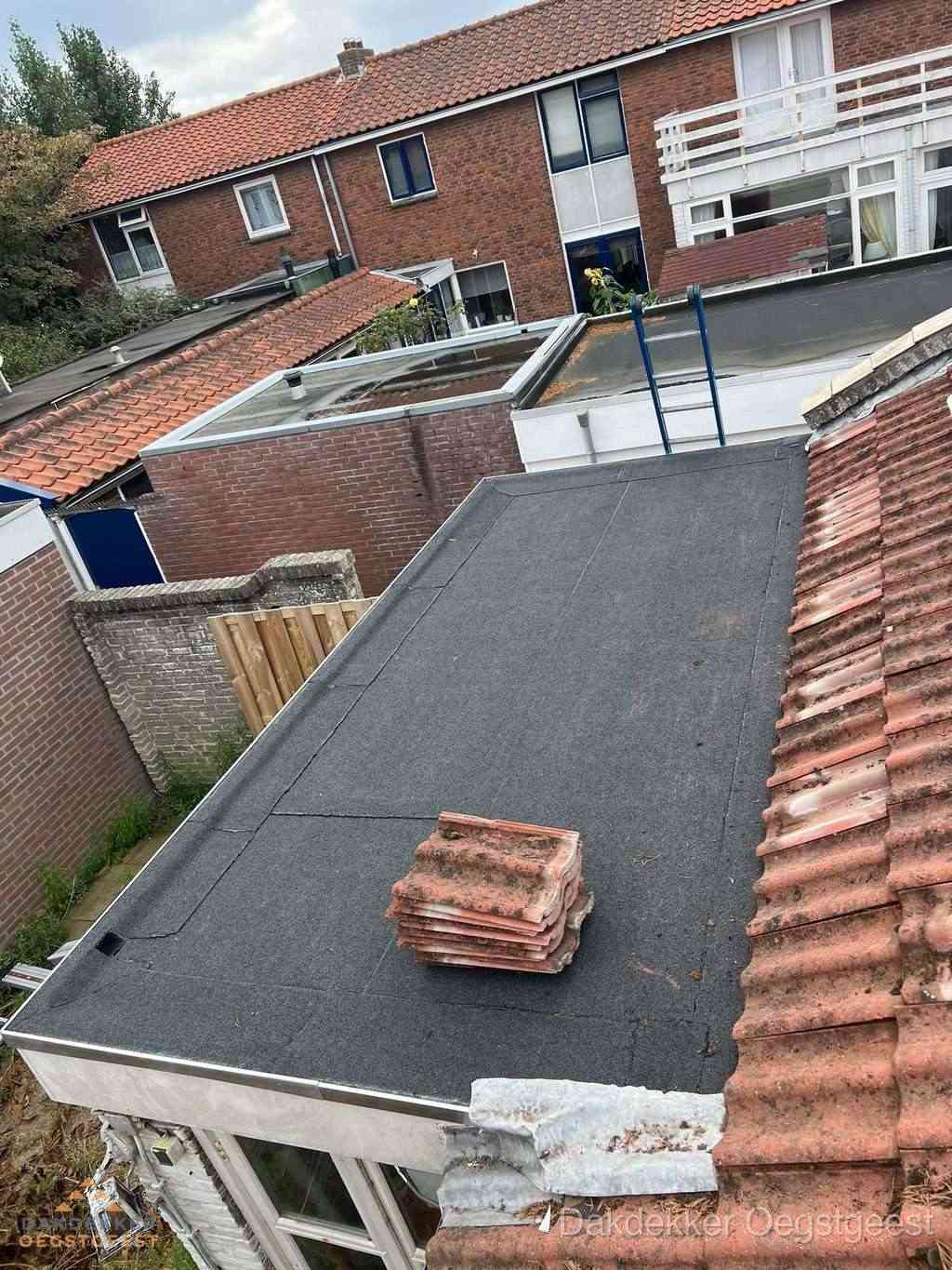 Aanbouw plat dak met reservepannen voor dakpannen vervangen in Oegstgeest Aanbouw plat dak met reservepannen voor dakpannen vervangen in Oegstgeest