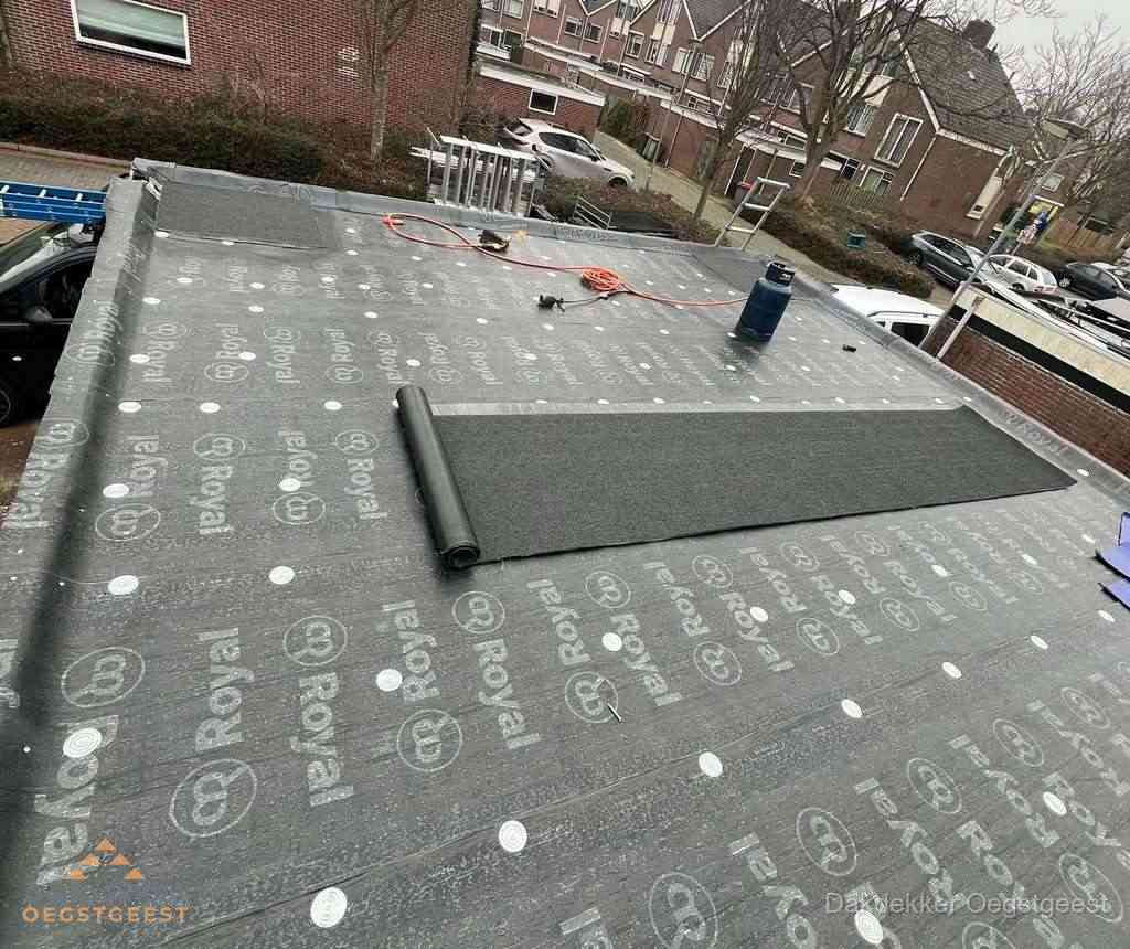 Dakdekker aan het werk met gasbrander op plat bitumen dak in Oegstgeest Dakdekker aan het werk met gasbrander op plat bitumen dak in Oegstgeest