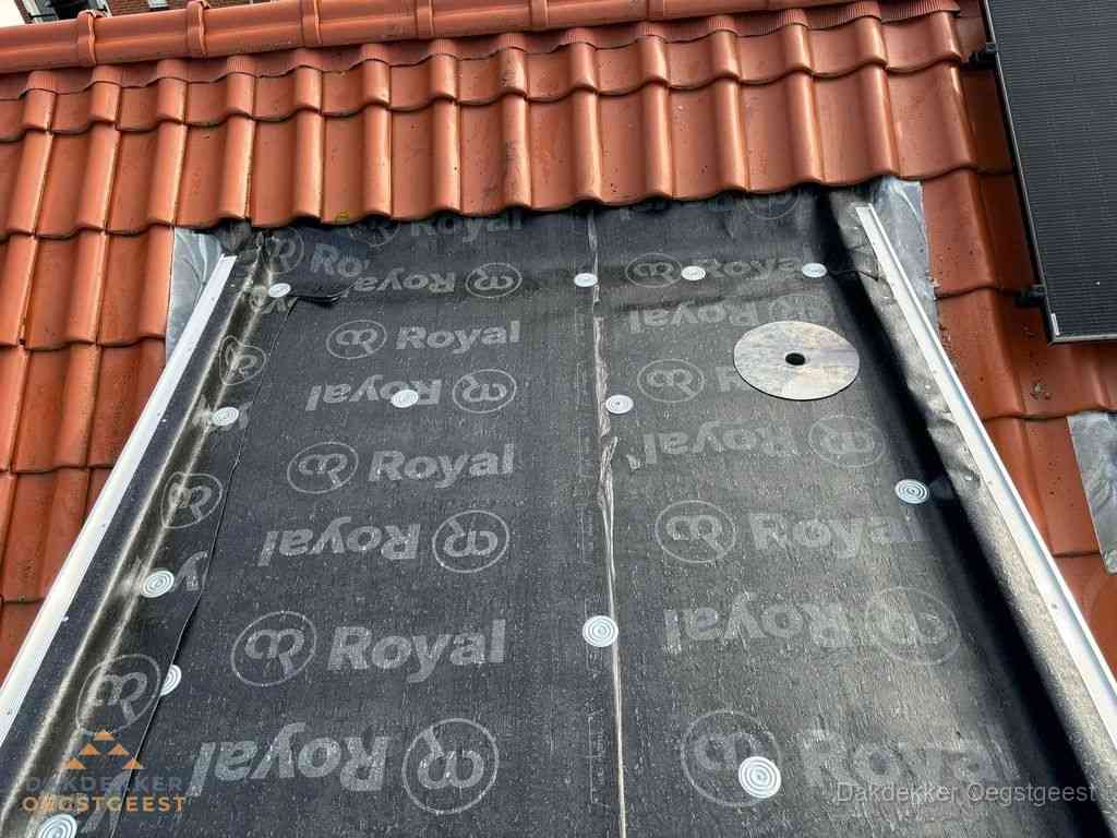 Nieuw dak met dakpannen en Royal onderlaag bij woning in Oegstgeest Nieuw dak met dakpannen en Royal onderlaag bij woning in Oegstgeest