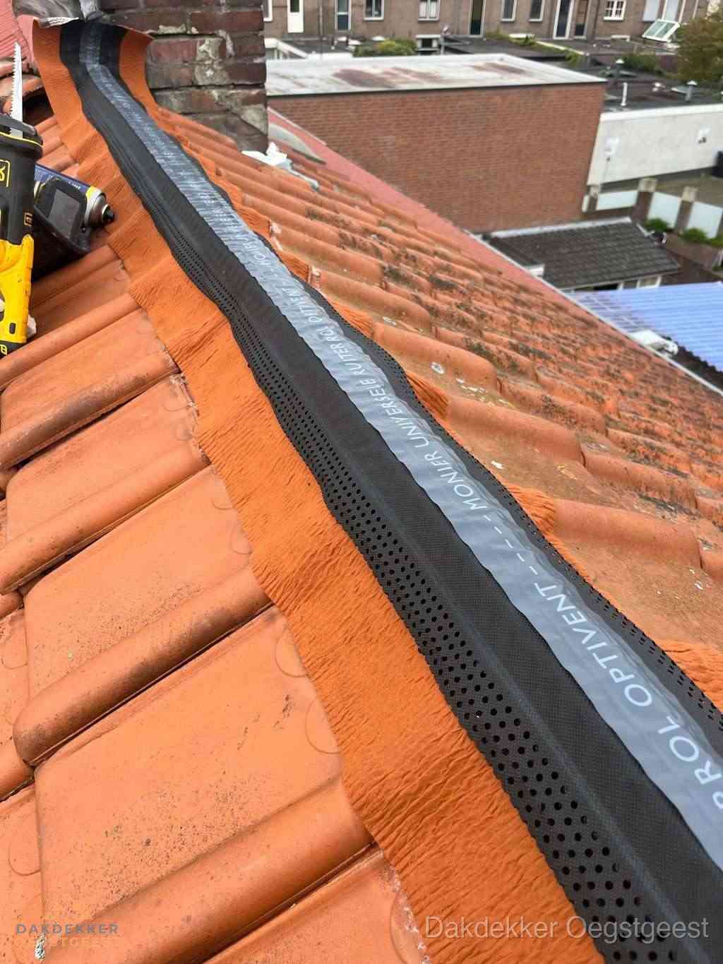 Plat dak aanbouw met bitumen naast schuin pannendak in Oegstgeest Plat dak aanbouw met bitumen naast schuin pannendak in Oegstgeest