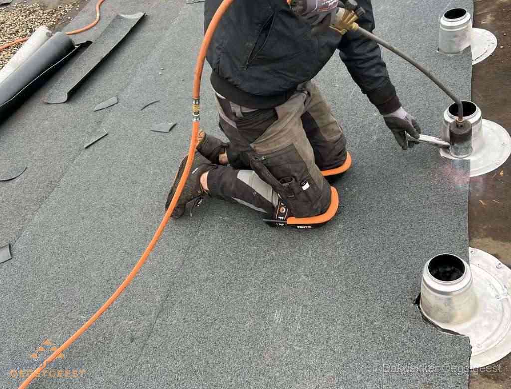 Gereedschap op nieuw plat dak na renovatie in Oegstgeest Gereedschap op nieuw plat dak na renovatie in Oegstgeest