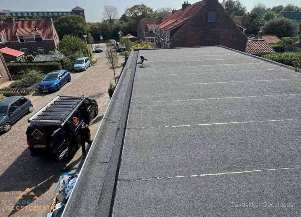 Nieuw bitumen plat dak met uitzicht over landschap in Oegstgeest Nieuw bitumen plat dak met uitzicht over landschap in Oegstgeest