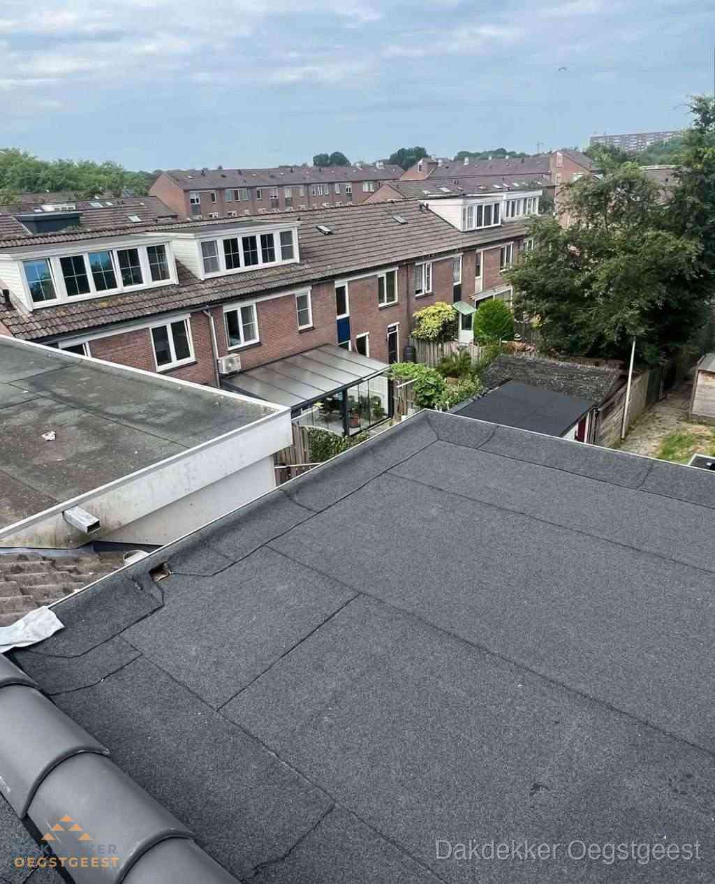 Vernieuwd plat dak met bitumen in woonwijk in Oegstgeest Vernieuwd plat dak met bitumen in woonwijk in Oegstgeest